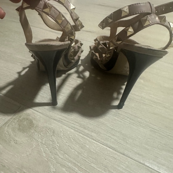 Valentino Garavani Black and Tan Rockstud Heels - Picture 6 of 11